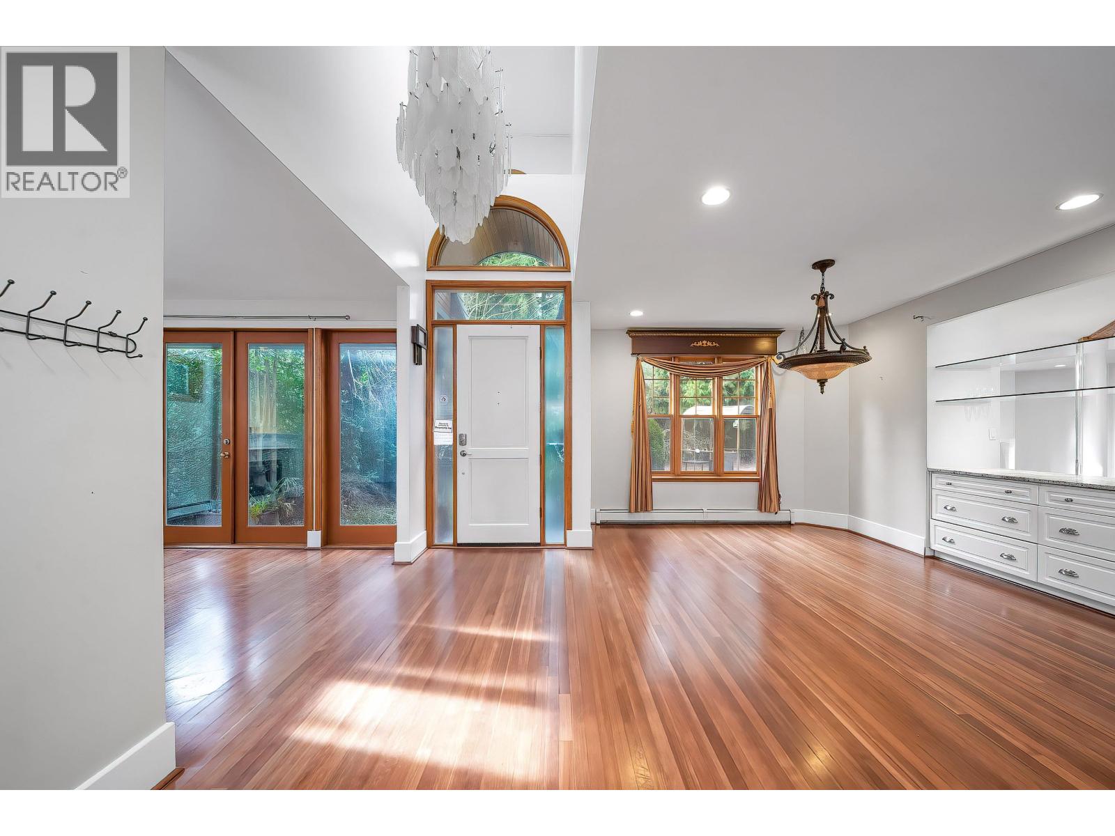 992 3rd Street Property Photo 3