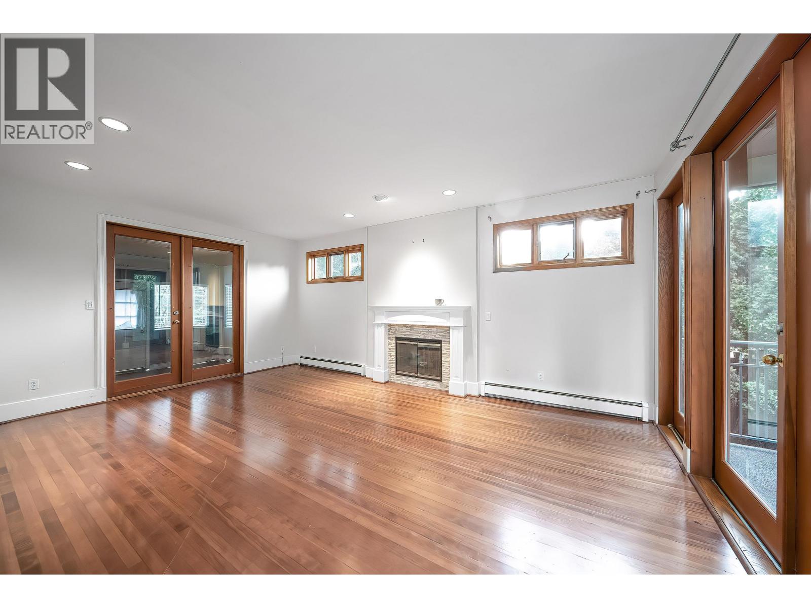 992 3rd Street Property Photo 5