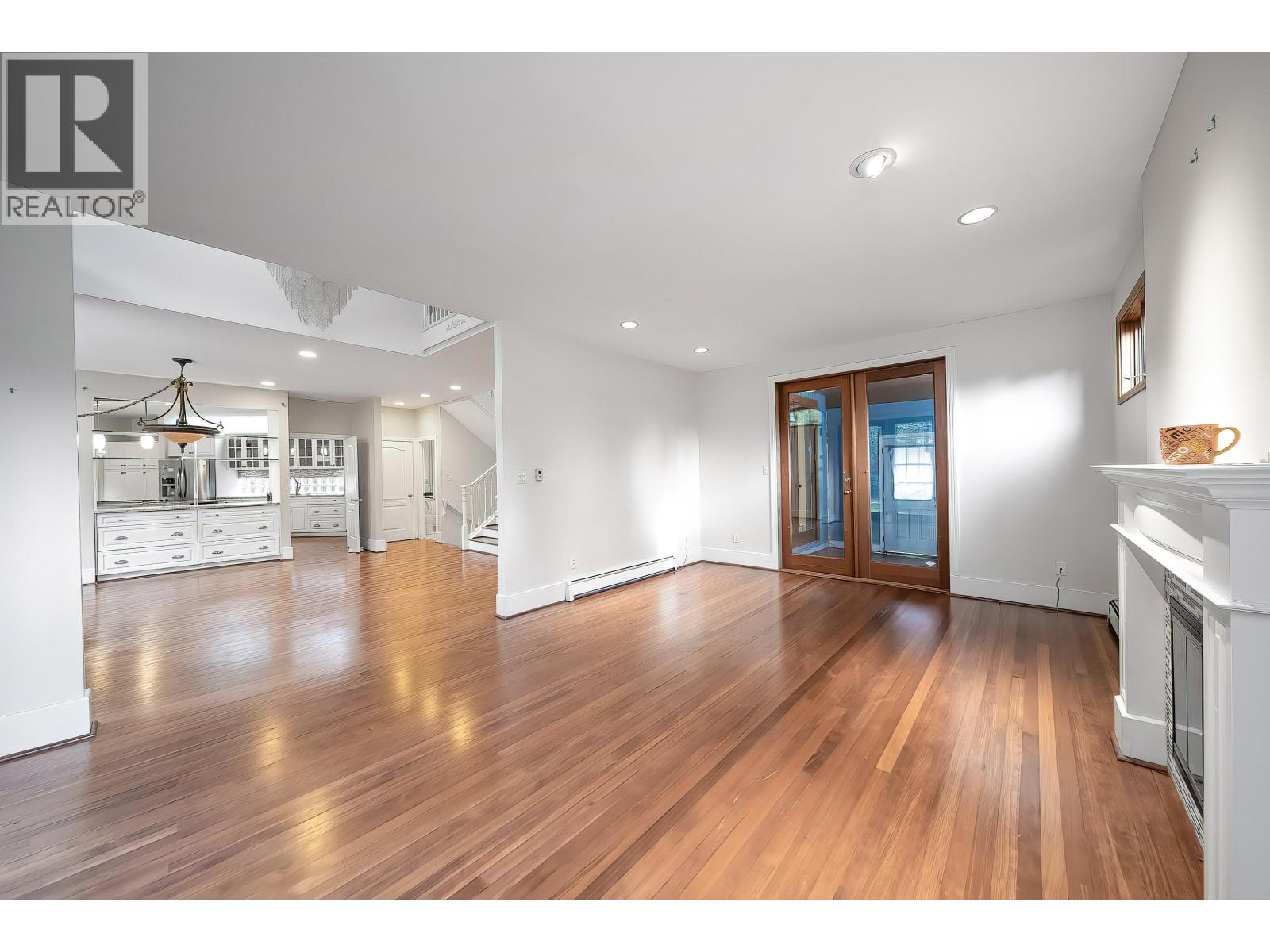 992 3rd Street Property Photo 6