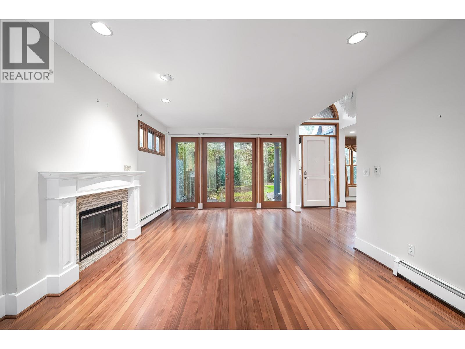 992 3rd Street Property Photo 7