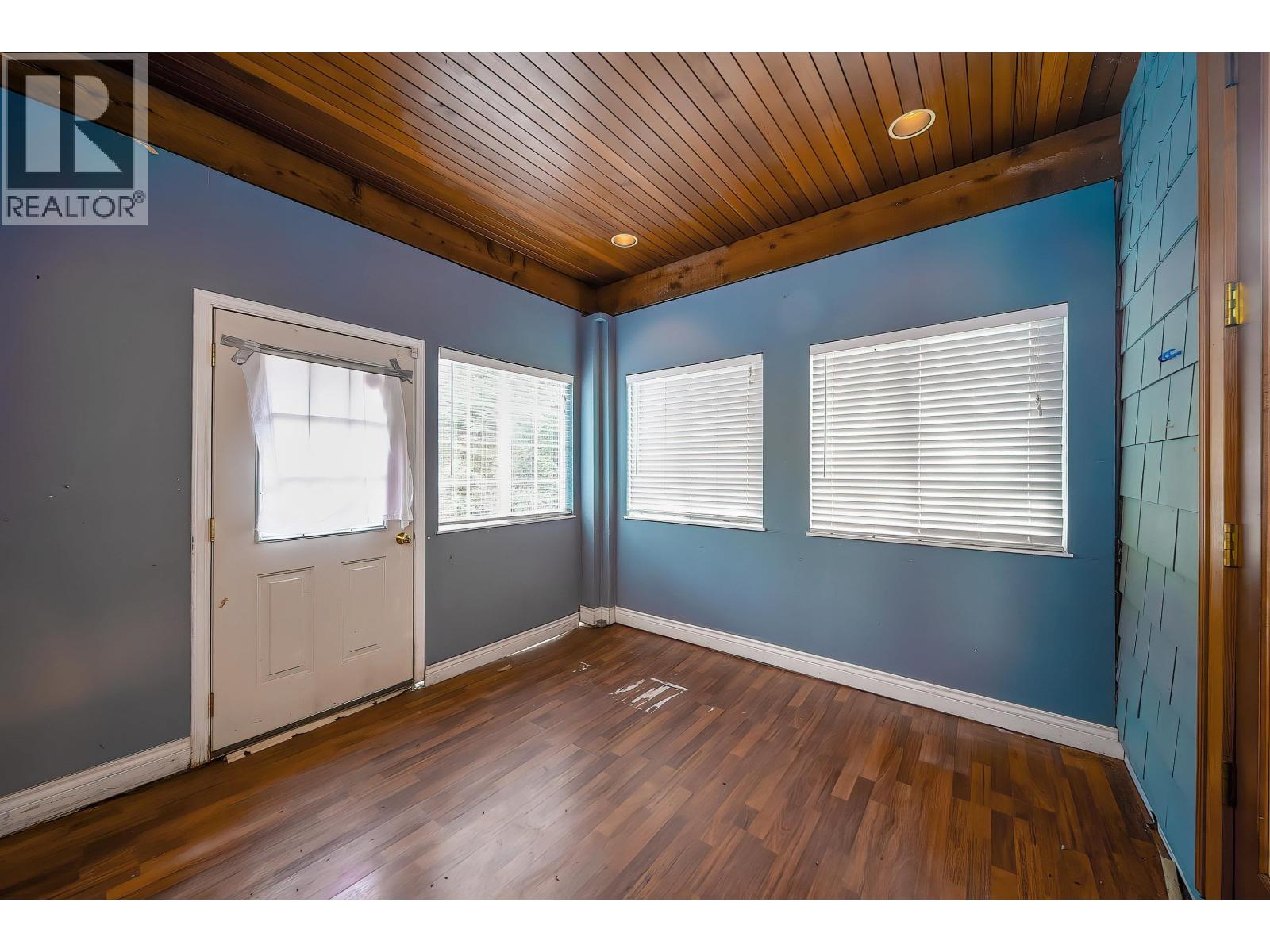 992 3rd Street Property Photo 10