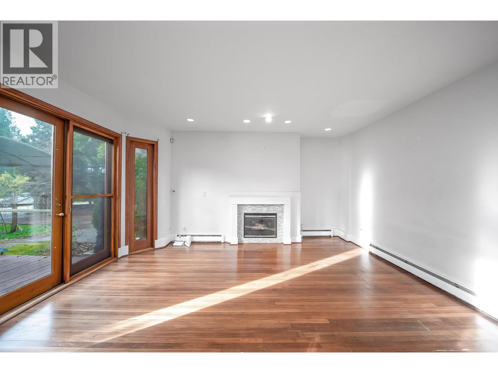 992 3rd Street Property Photo 16