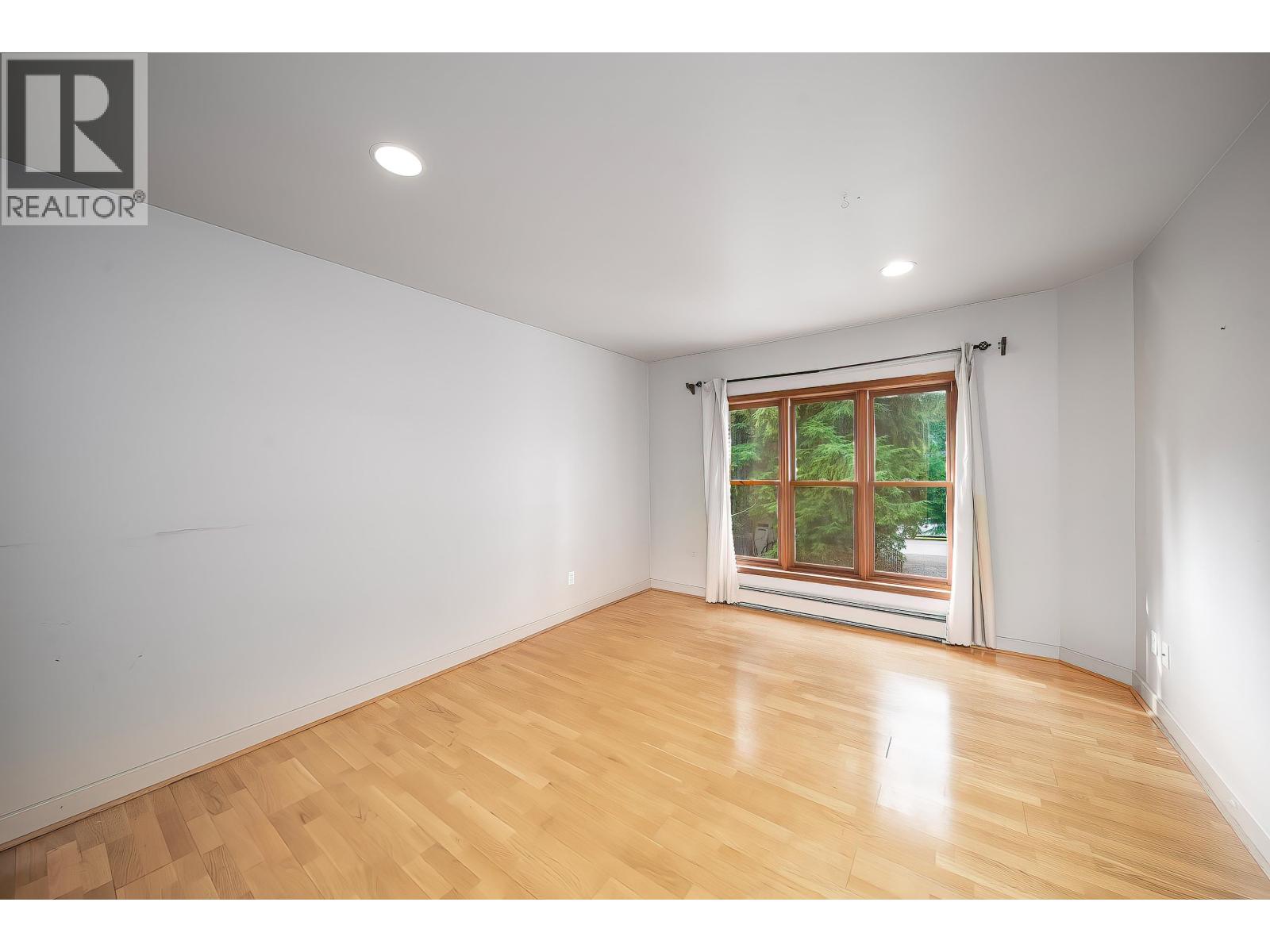 992 3rd Street Property Photo 28