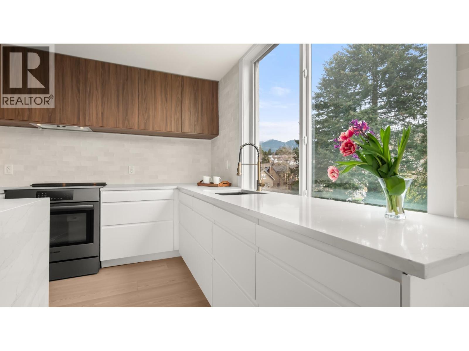 401 475 13th Street Property Photo 11