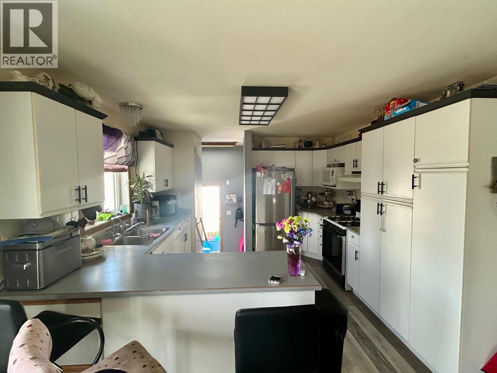 5219 49 Street Property Photo 4