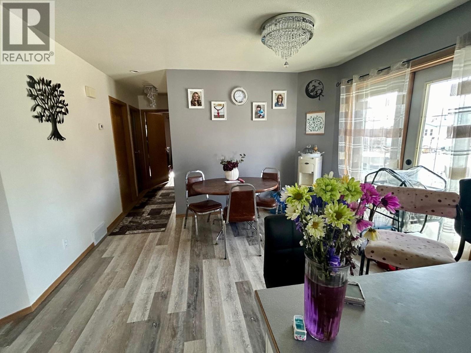 5219 49 Street Property Photo 6