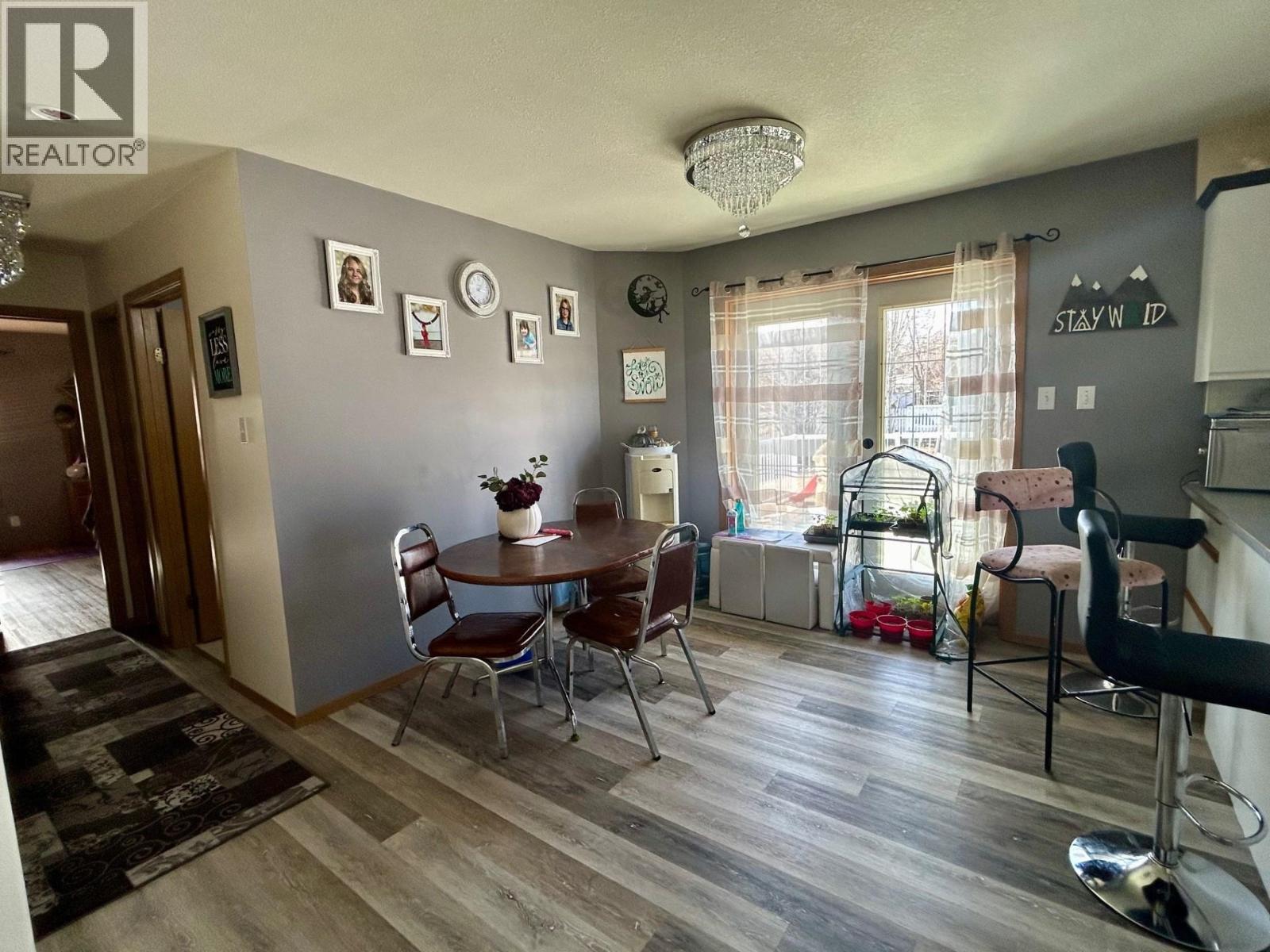 5219 49 Street Property Photo 7