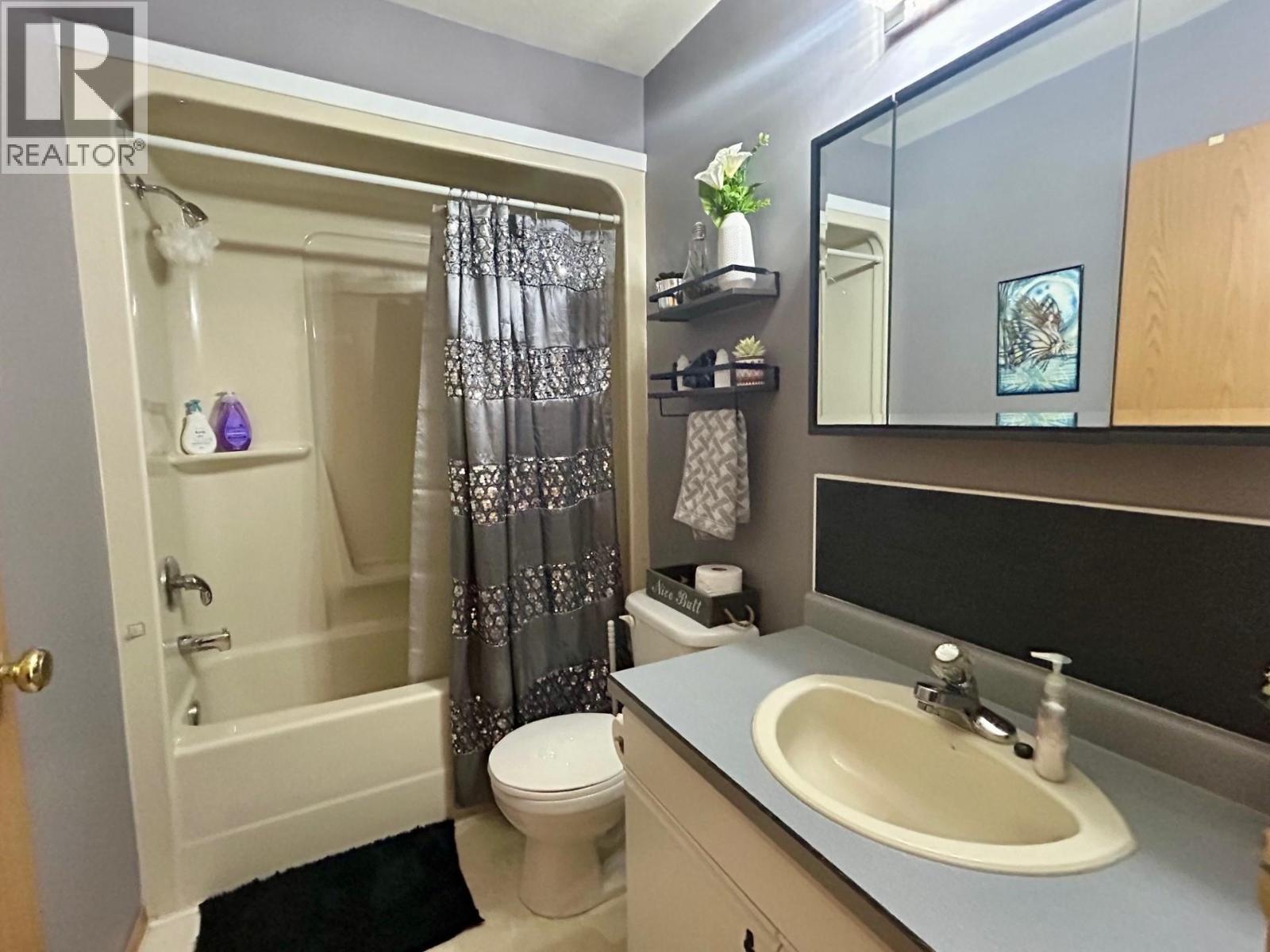 5219 49 Street Property Photo 10