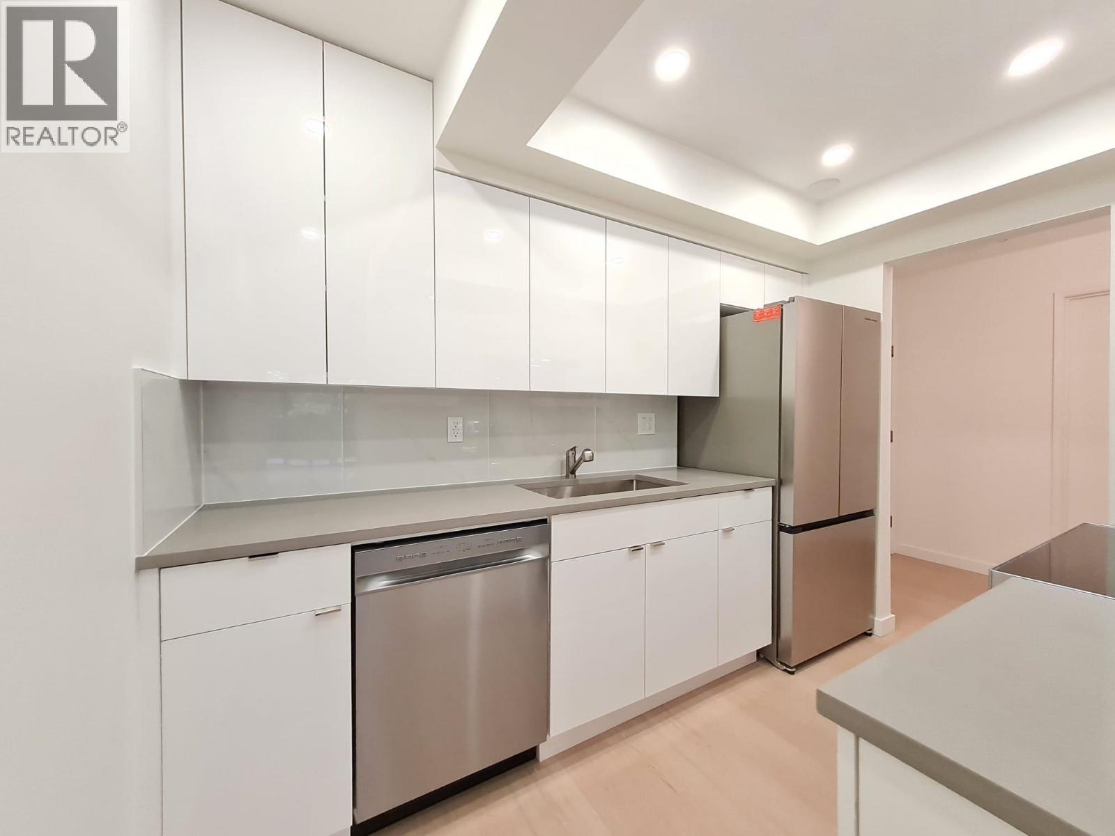 107 6560 Buswell Street Property Photo 4