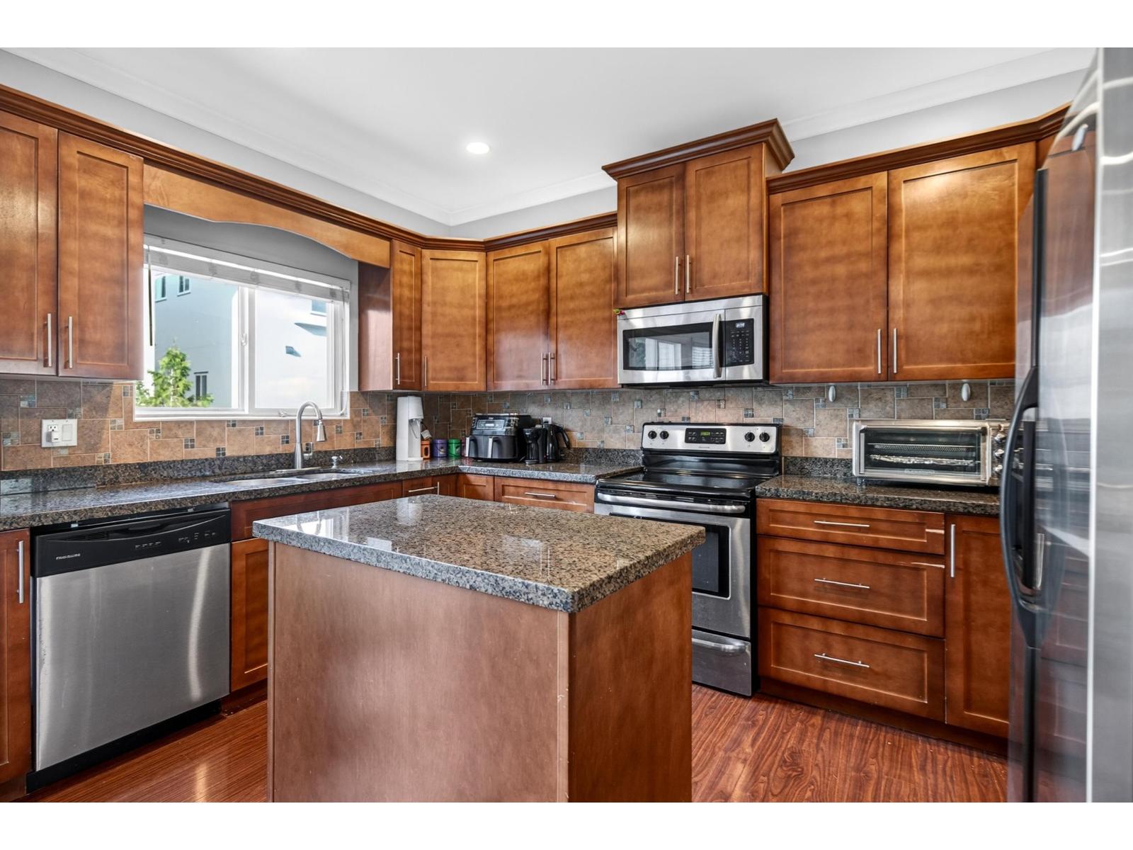2363 157a Street Property Photo 6