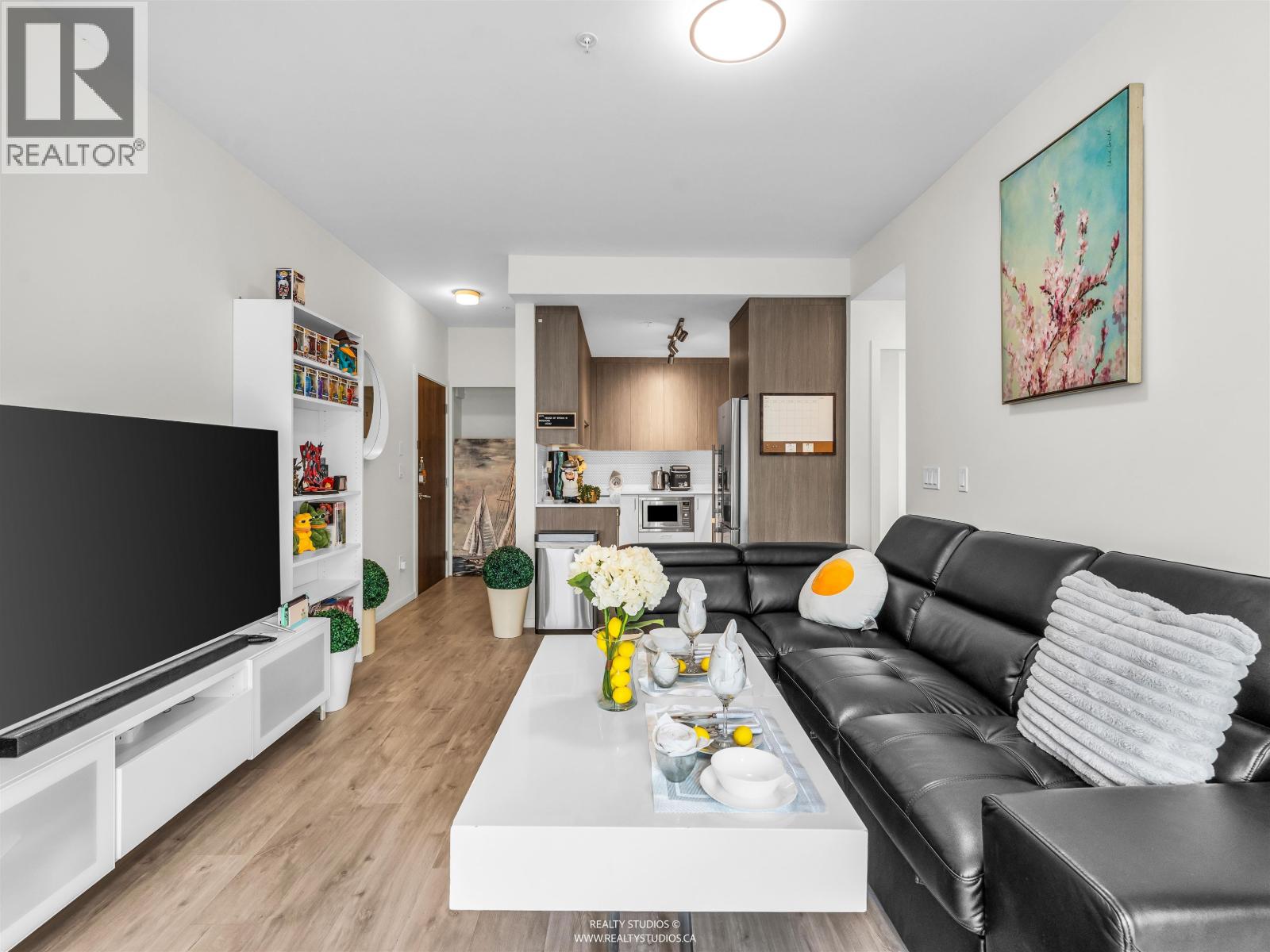 226 6283 KINGSWAY AVENUE Property Photo 1