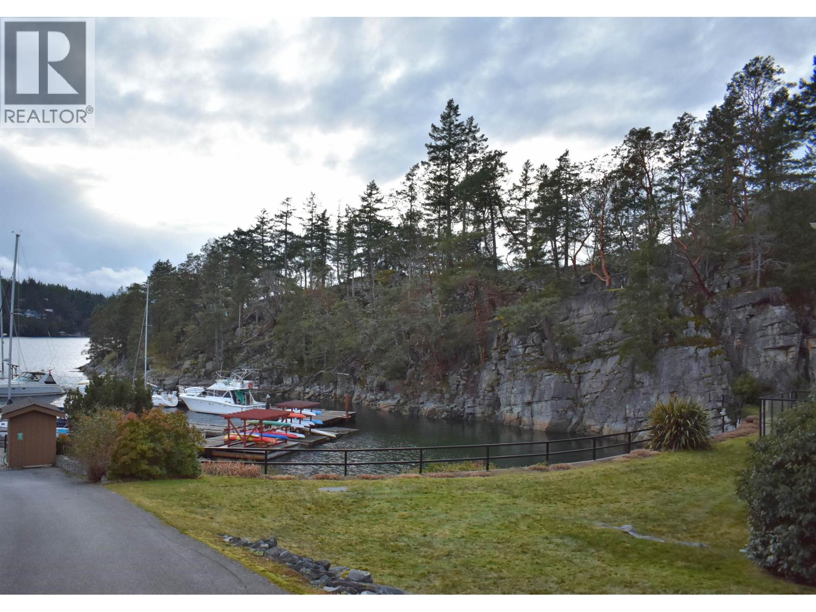 6 4622 Sinclair Bay Road Property Photo 5