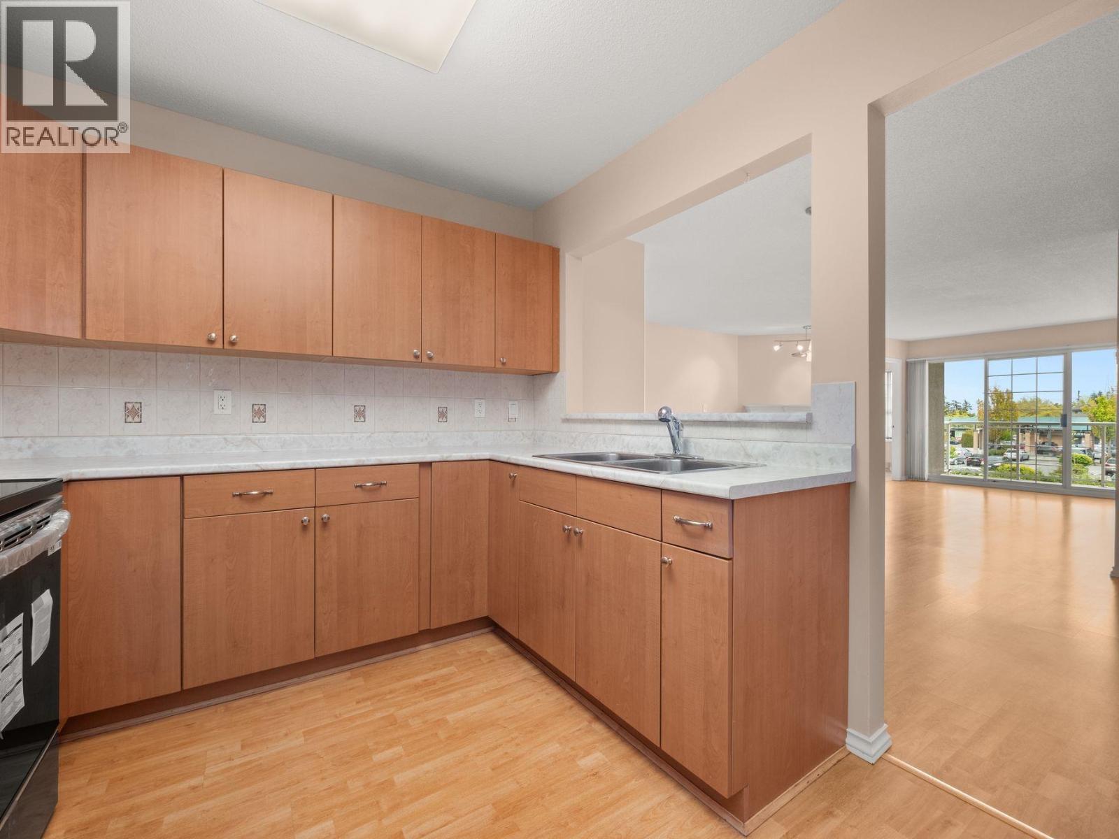 204 1140 55 Street Property Photo 5