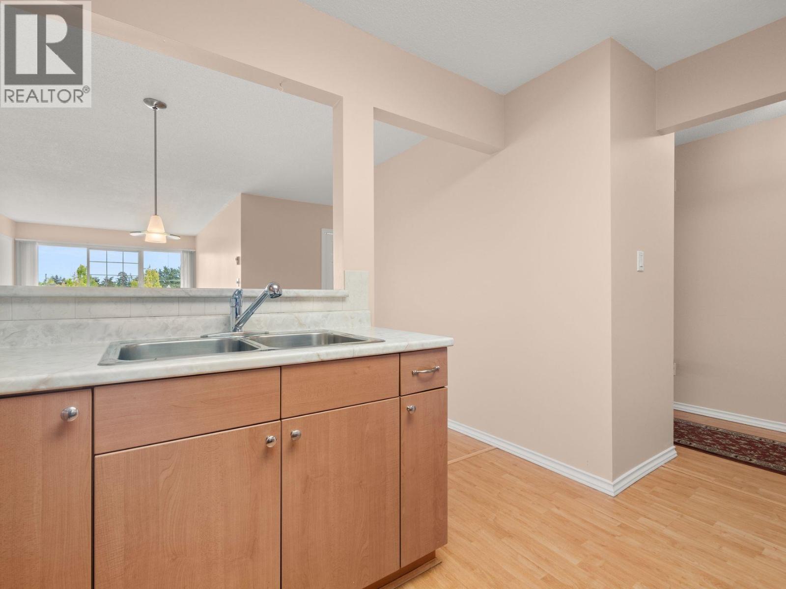204 1140 55 Street Property Photo 6