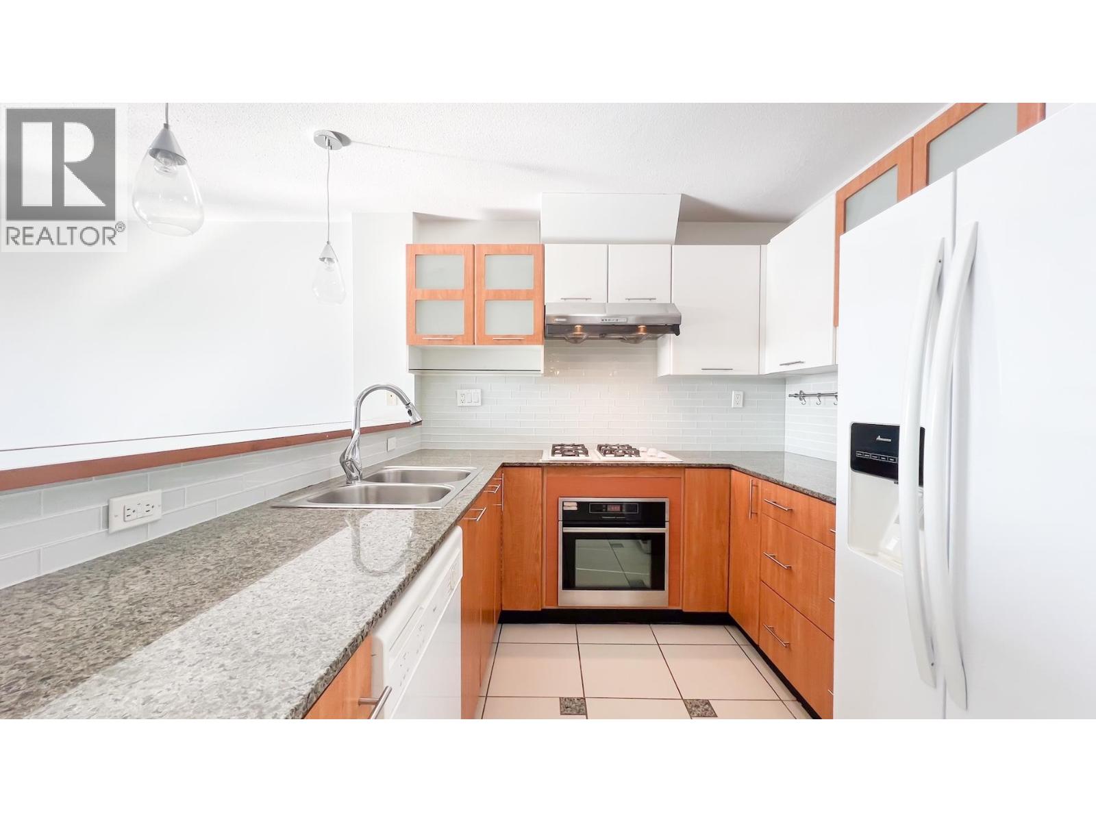 816 7831 Westminster Highway Property Photo 4