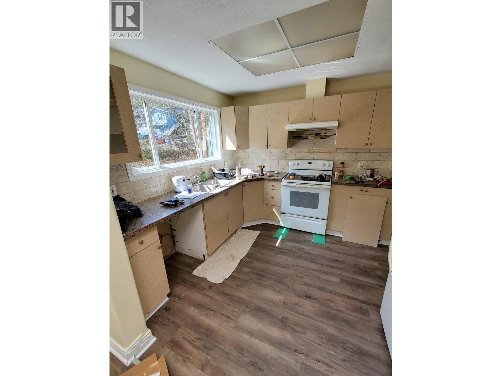 843-845 Comox Avenue Property Photo 10