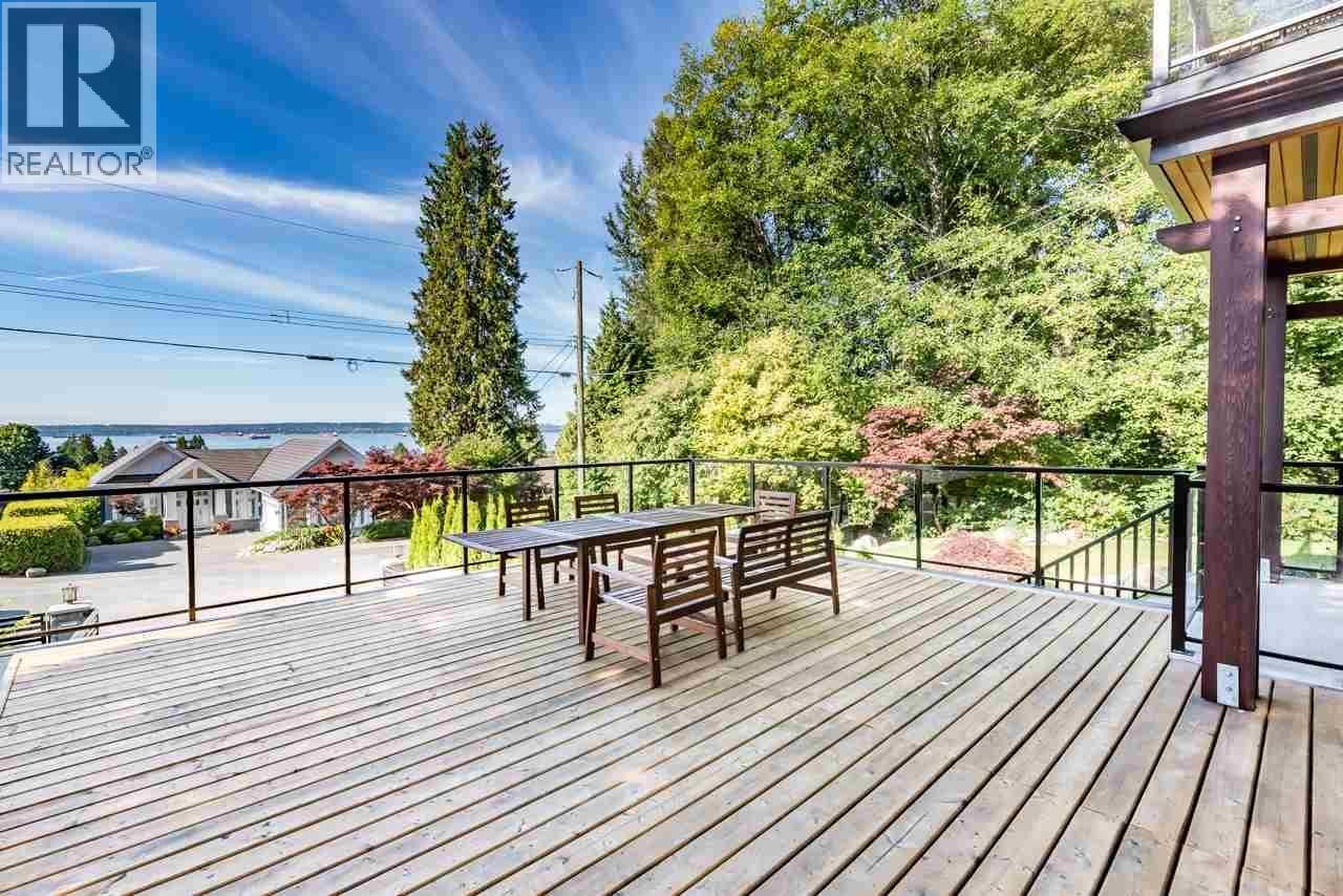 2479 Ottawa Avenue Property Photo 4