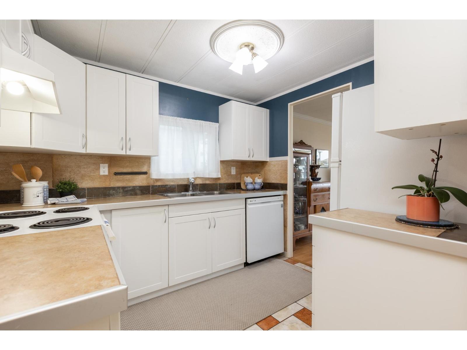 50 15875 20 Avenue Property Photo 5