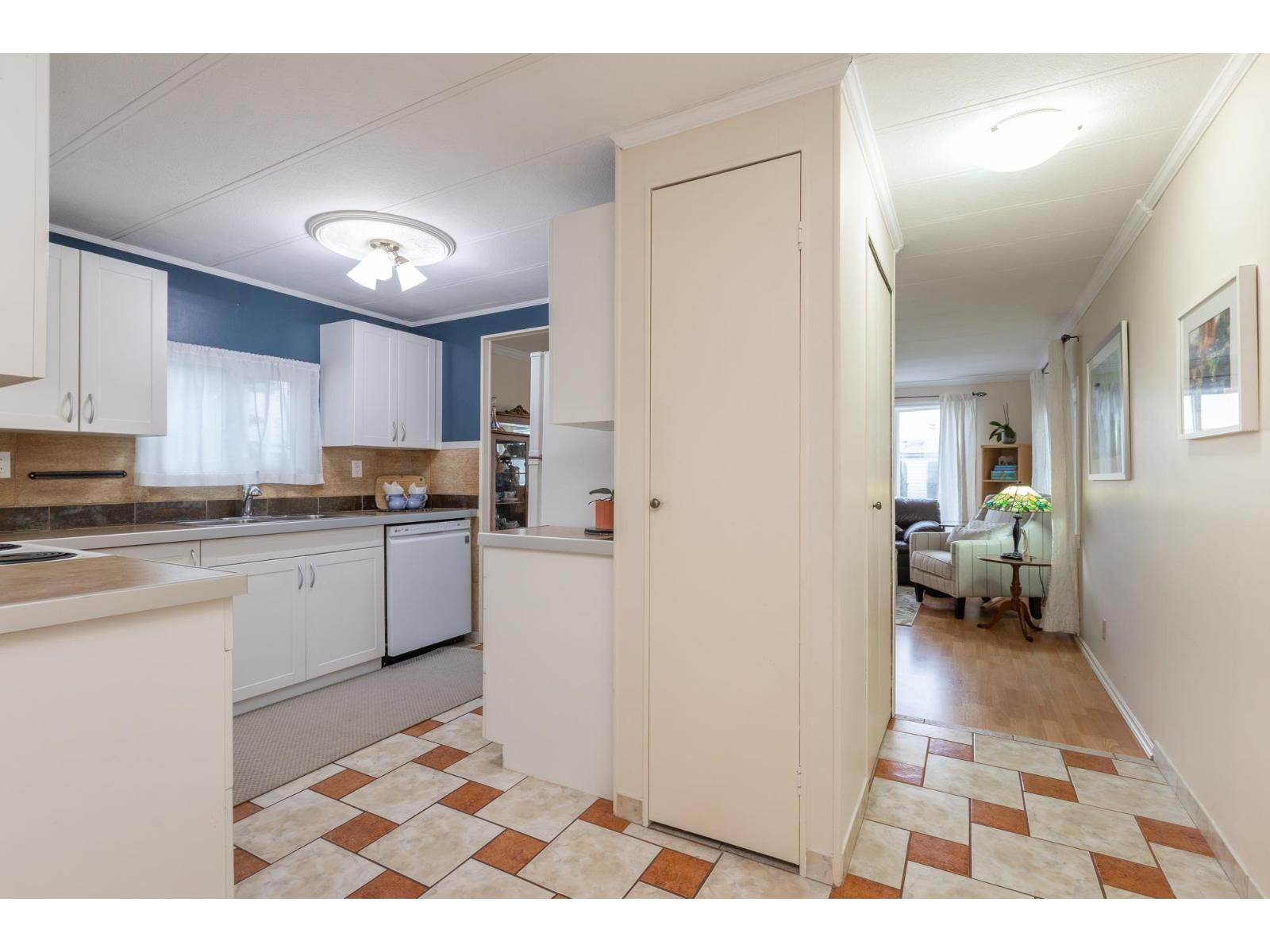 50 15875 20 Avenue Property Photo 8