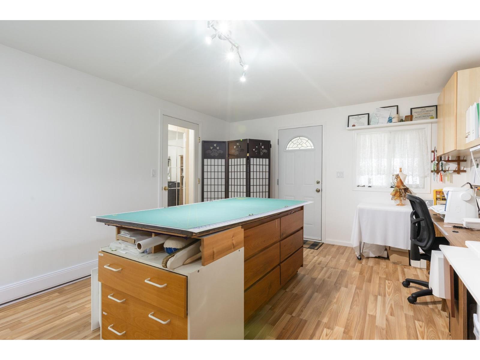 50 15875 20 Avenue Property Photo 23