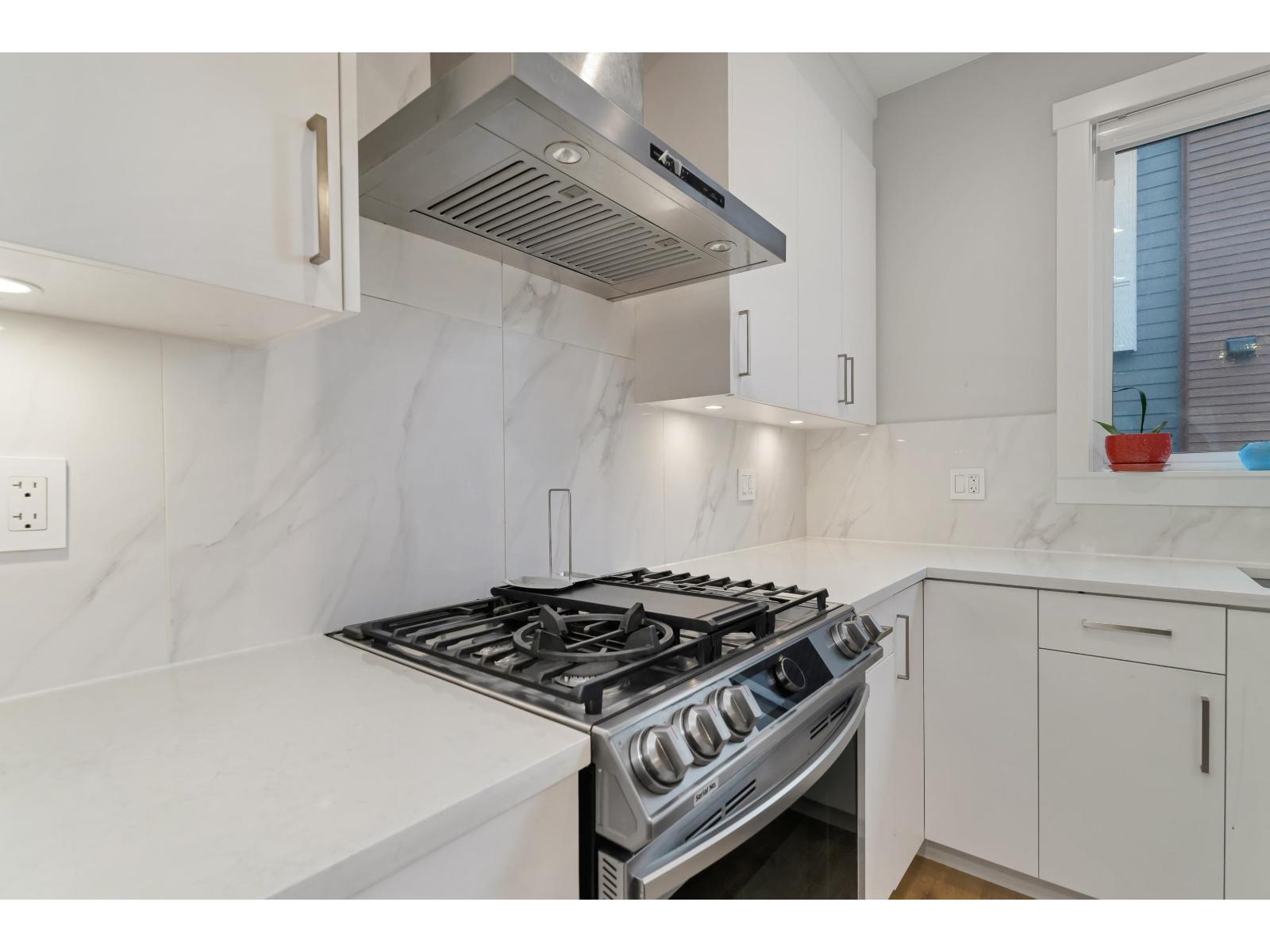 51 1639 162 Street Property Photo 8