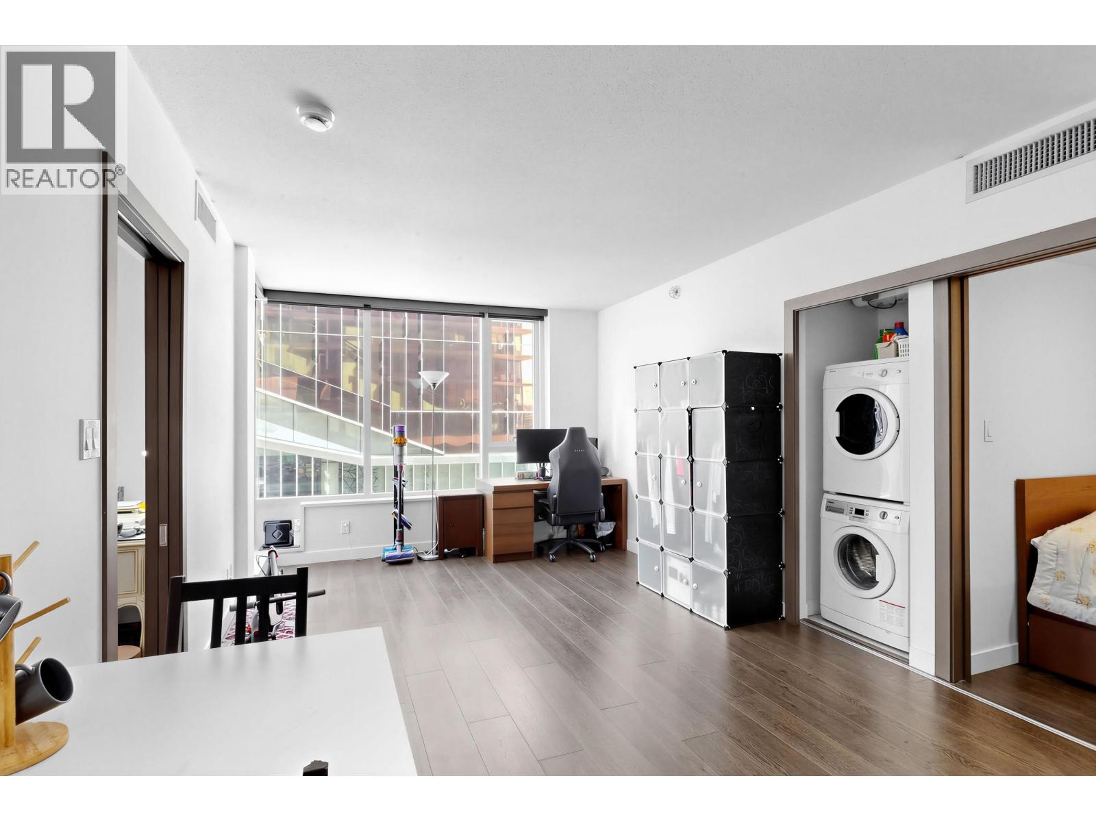 351 38 Smithe Street Property Photo 2