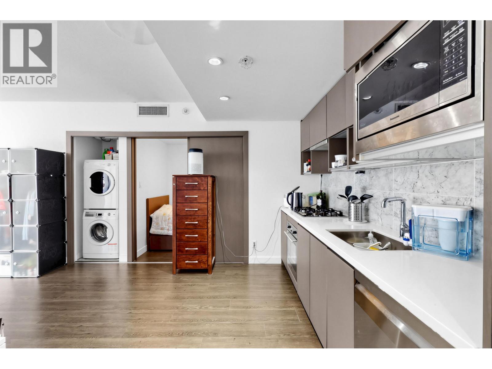 351 38 Smithe Street Property Photo 7