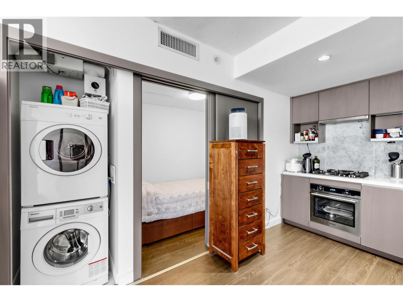 351 38 Smithe Street Property Photo 14