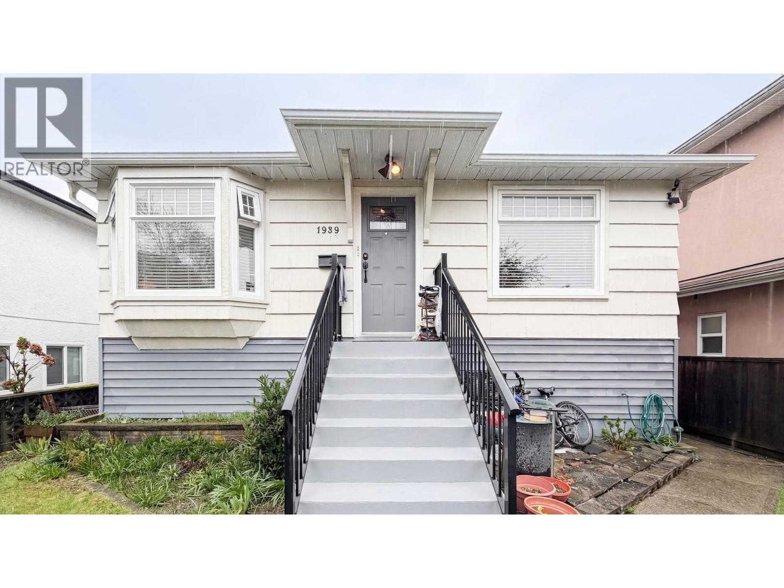 1939 E 39TH AVENUE Property Photo 1