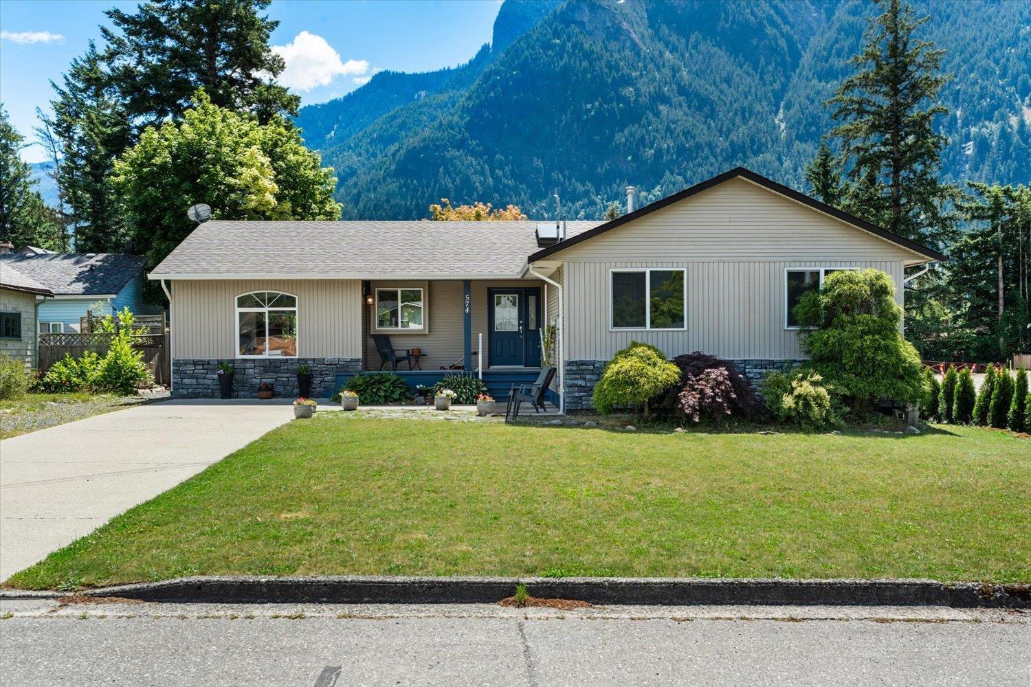 574 Park Street Property Photo 2