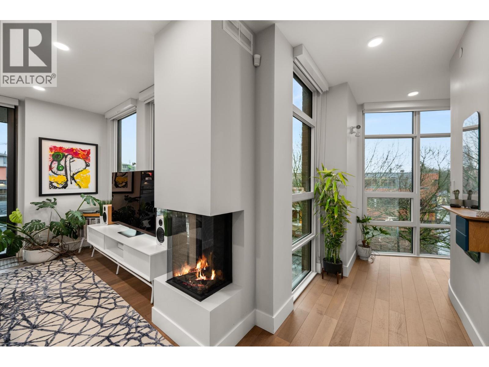 401 2687 Maple Street Property Photo 4