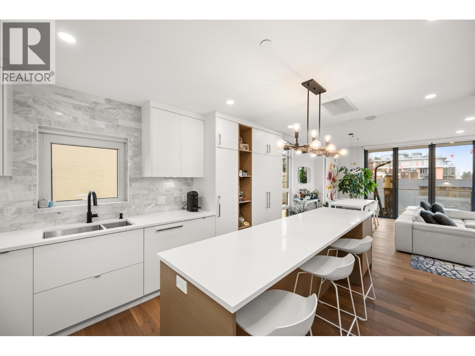 401 2687 Maple Street Property Photo 18