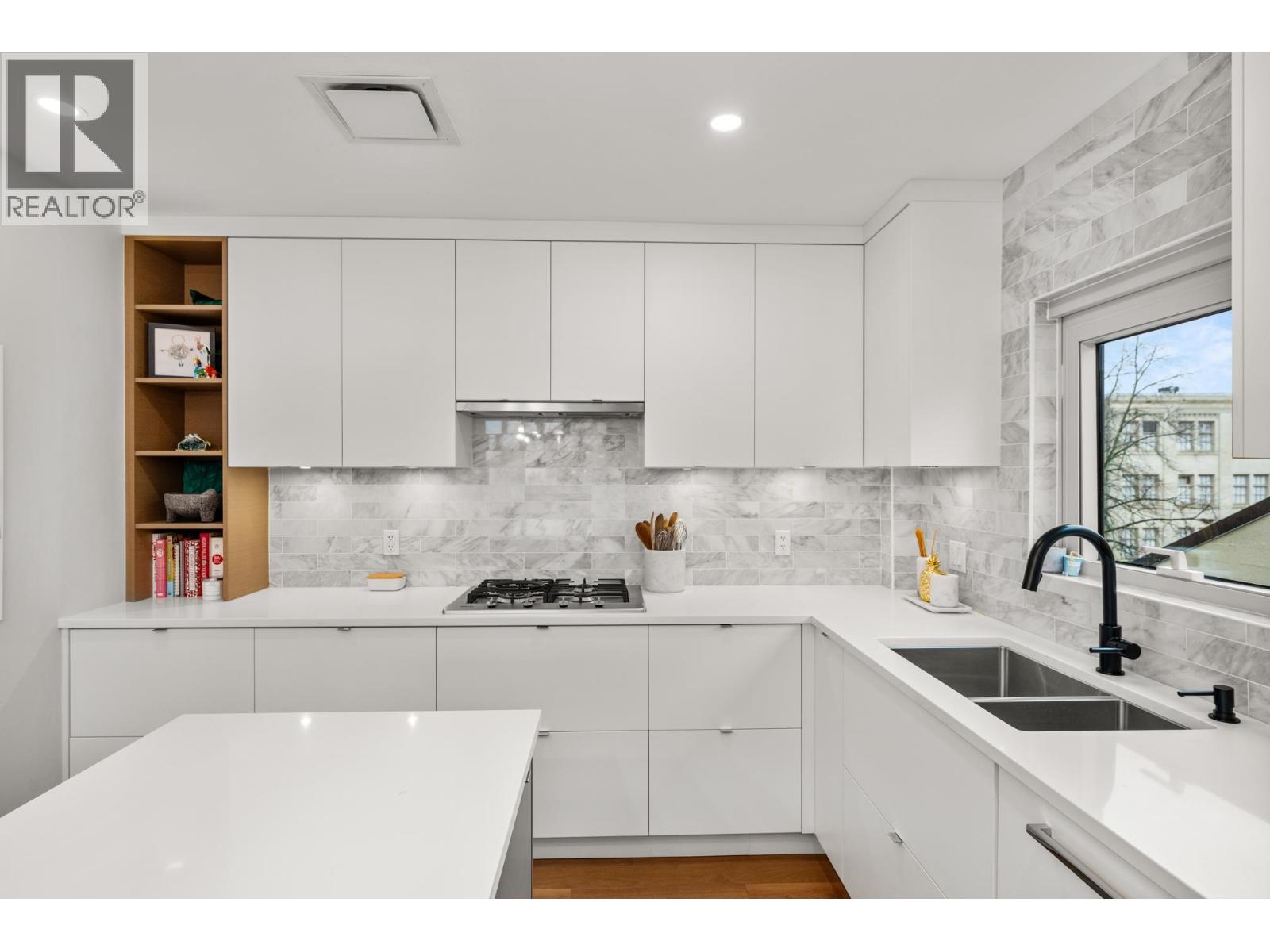 401 2687 Maple Street Property Photo 21
