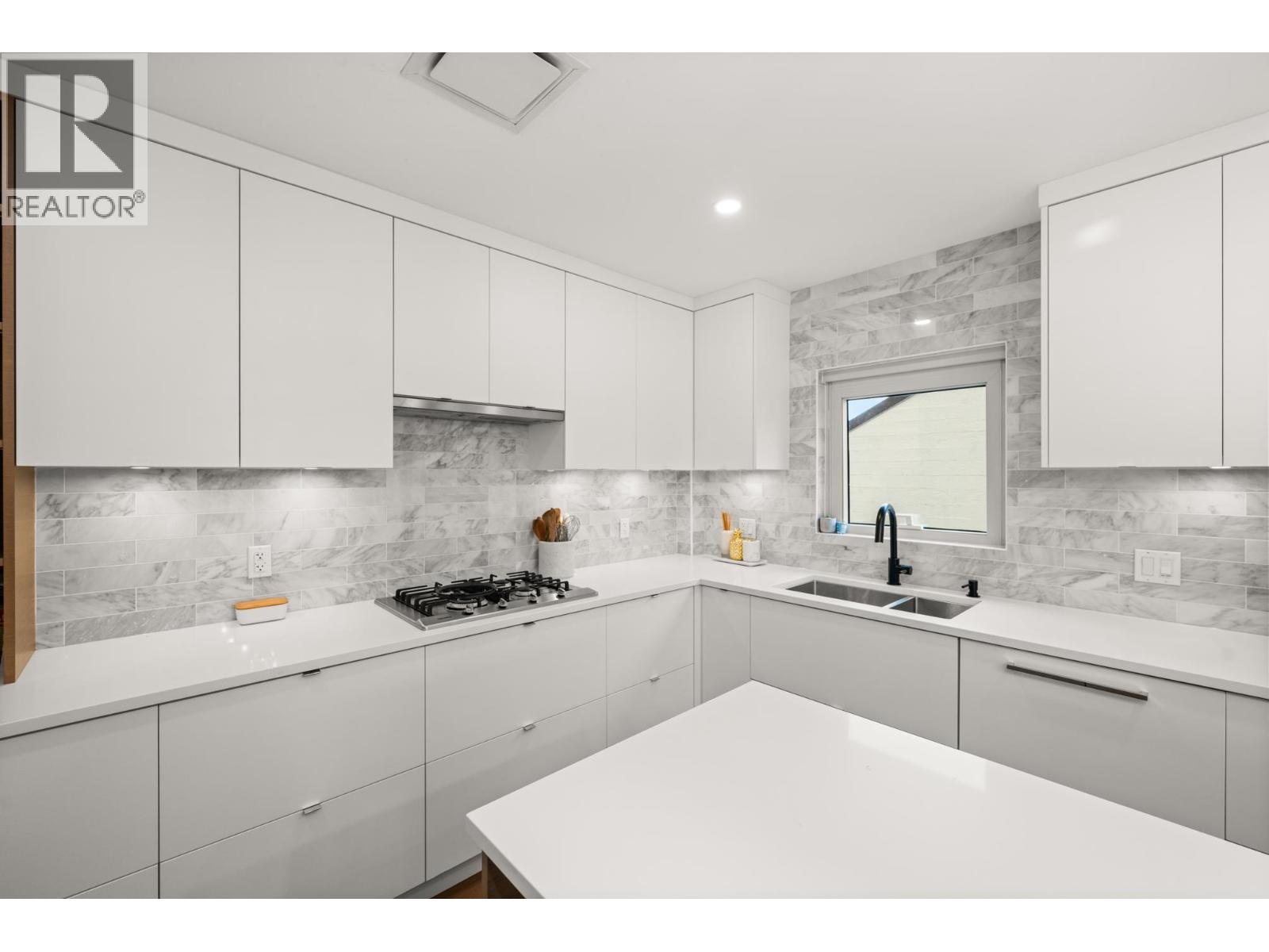 401 2687 Maple Street Property Photo 22
