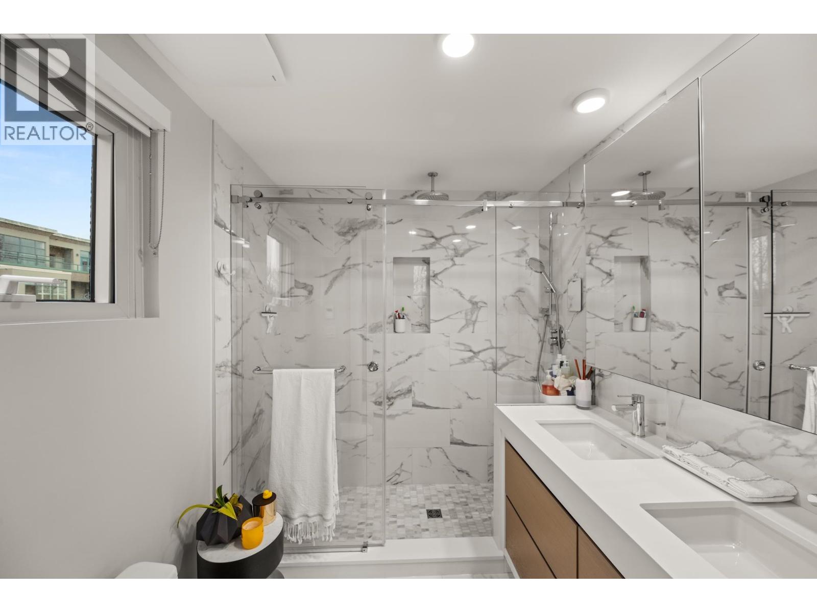 401 2687 Maple Street Property Photo 33