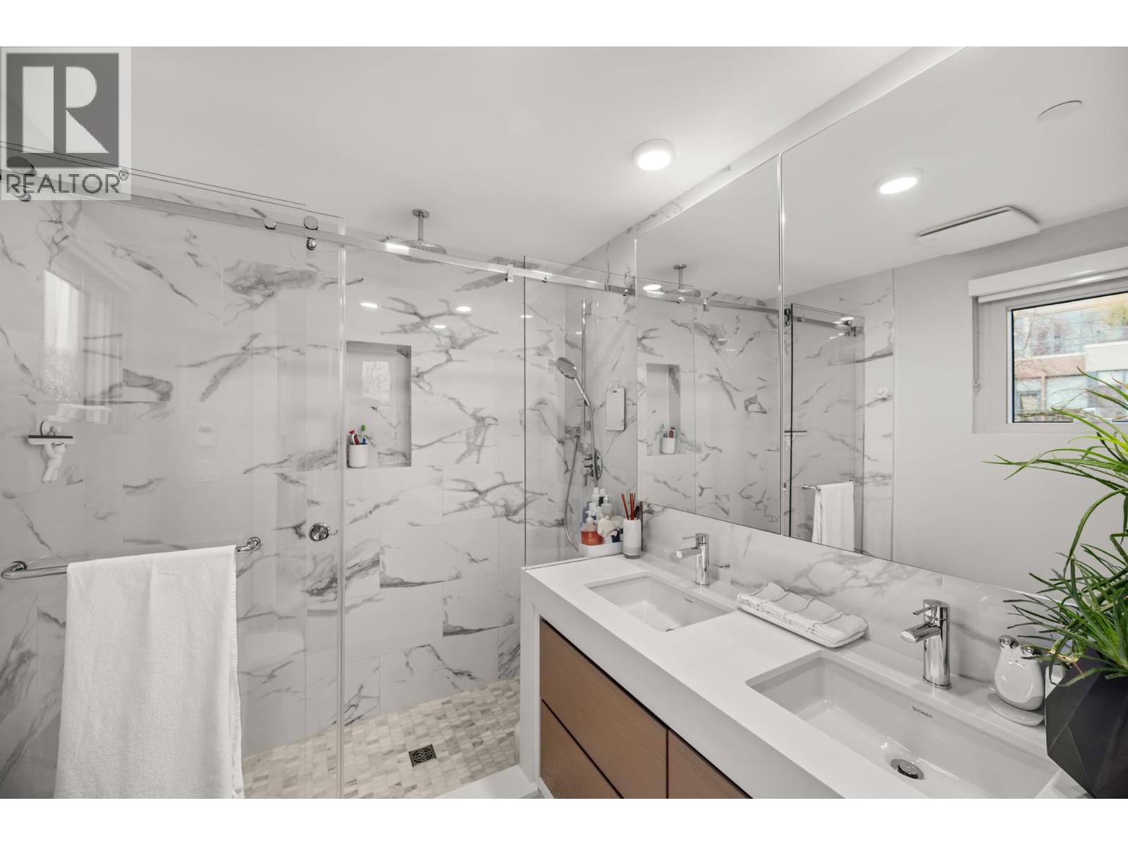 401 2687 Maple Street Property Photo 34