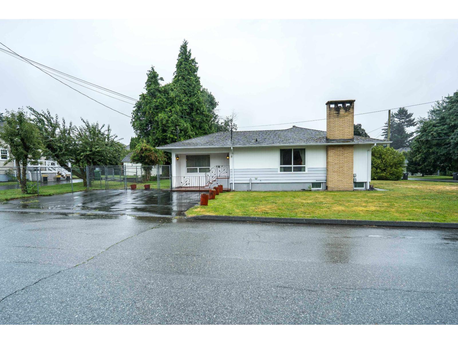 2084 Hollyberry Court Property Photo 4
