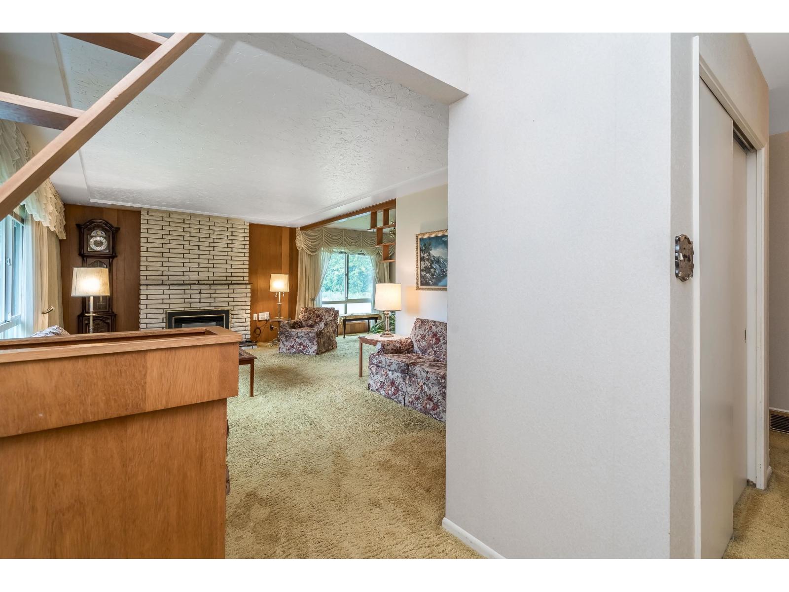 2084 Hollyberry Court Property Photo 5