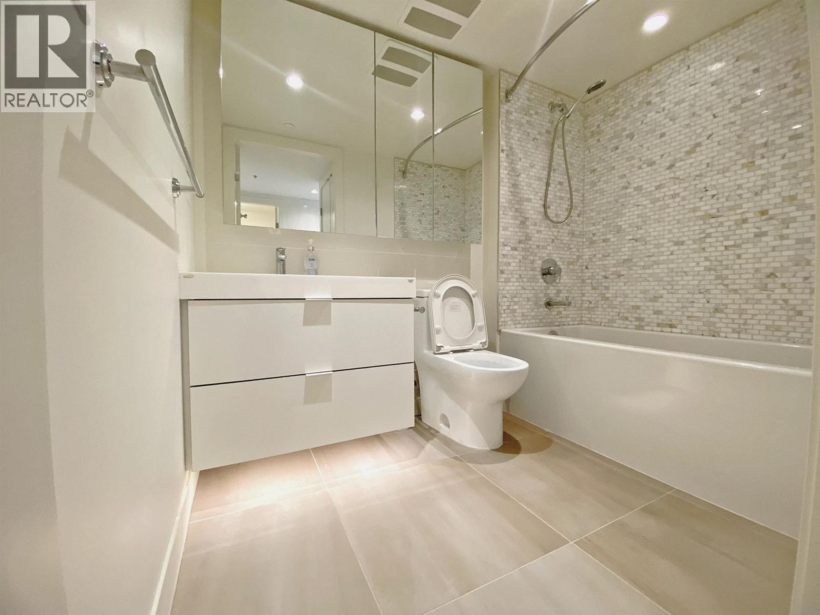 802 238 W Broadway Property Photo 6