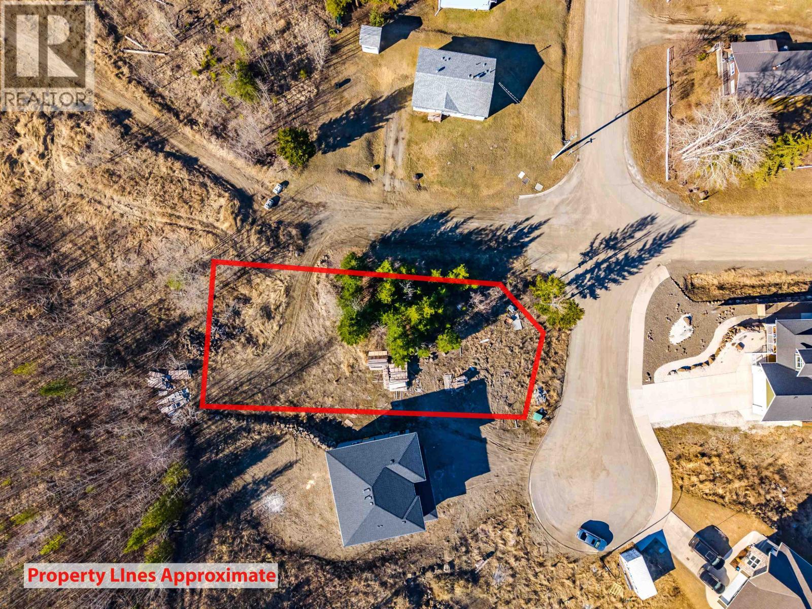 901 Spruce Place Property Photo 4