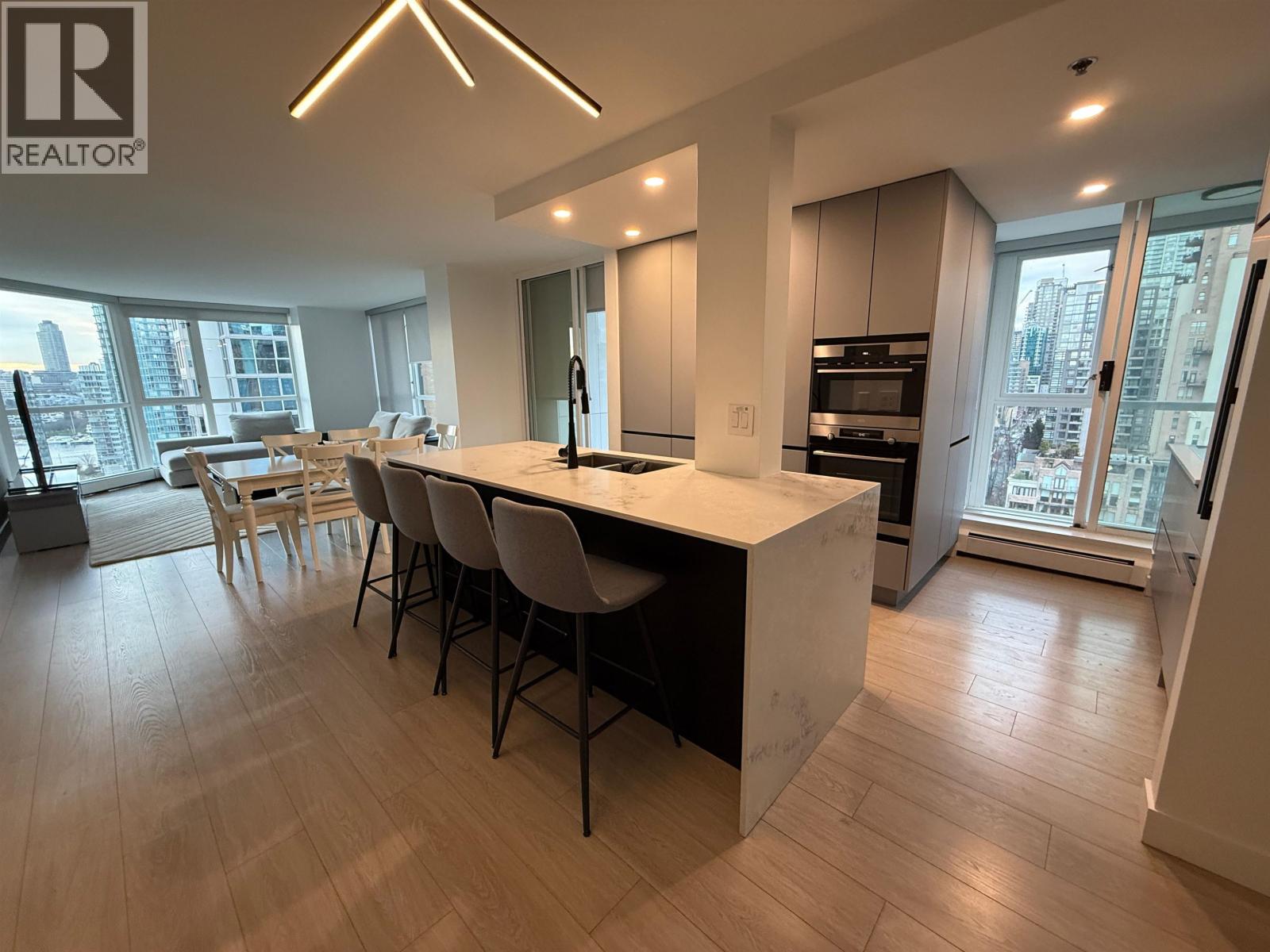 1801 289 Drake Street Property Photo 4