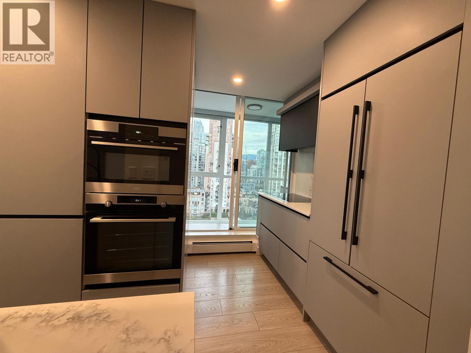 1801 289 Drake Street Property Photo 5
