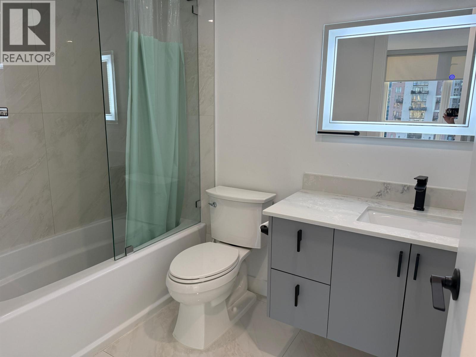 1801 289 Drake Street Property Photo 6