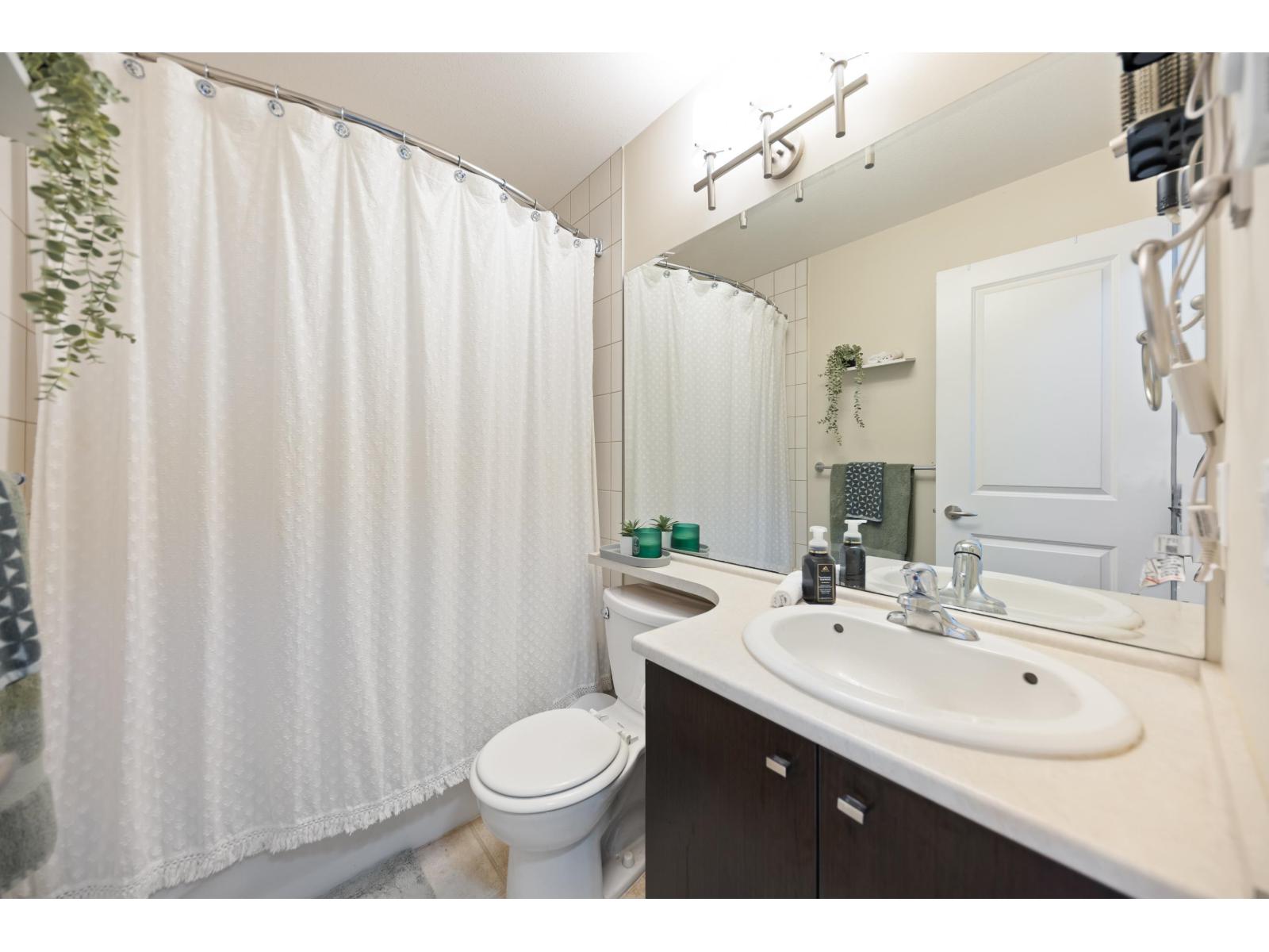 96 18777 68a Avenue Property Photo 18