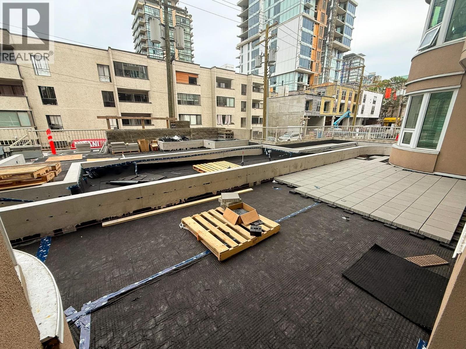 101 1845 Robson Street Property Photo 3