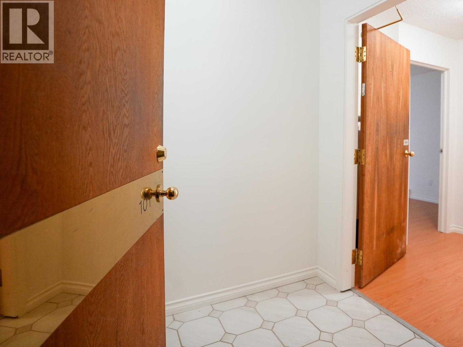 101 1845 Robson Street Property Photo 12
