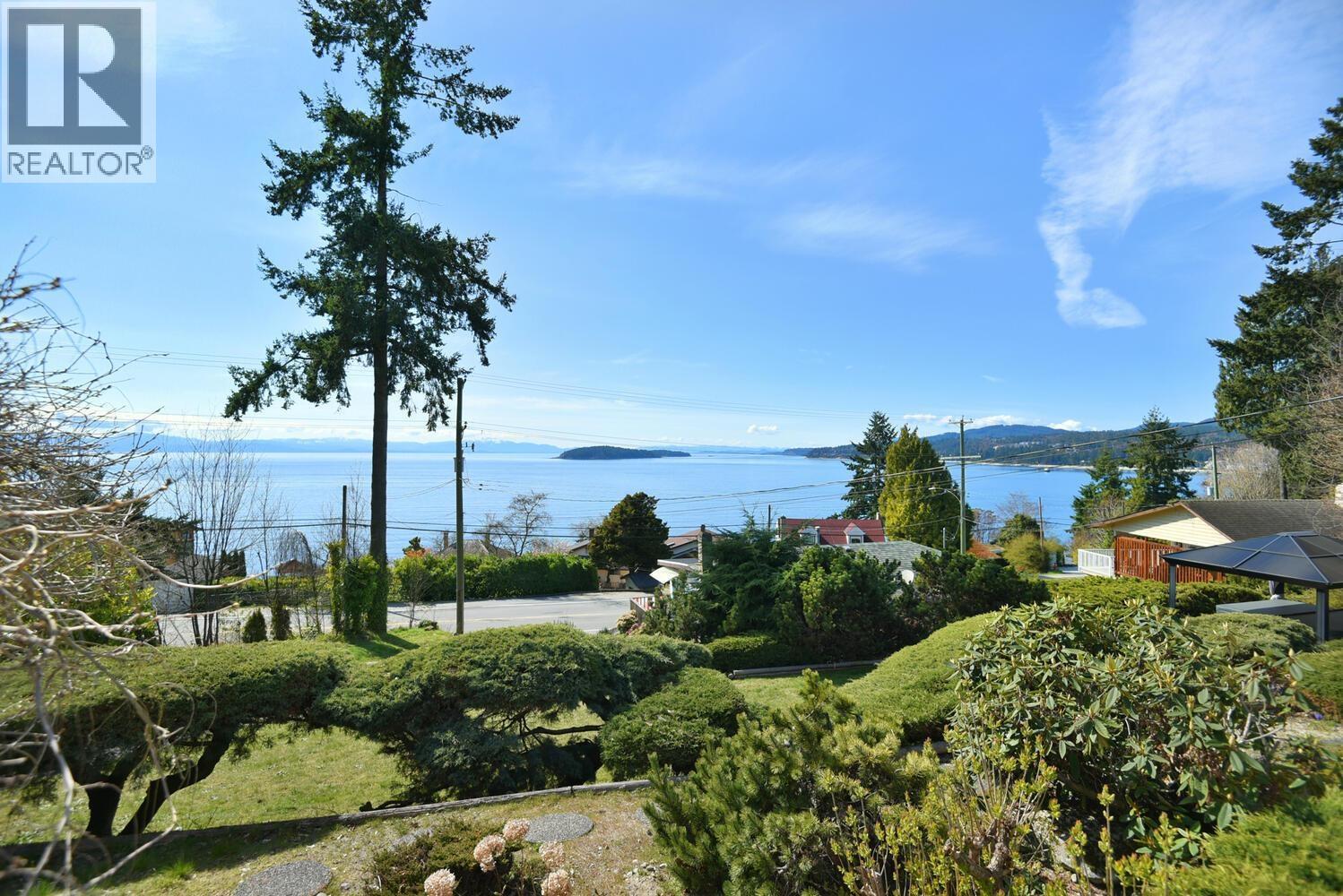 5218 Sunshine Coast Highway Property Photo 1