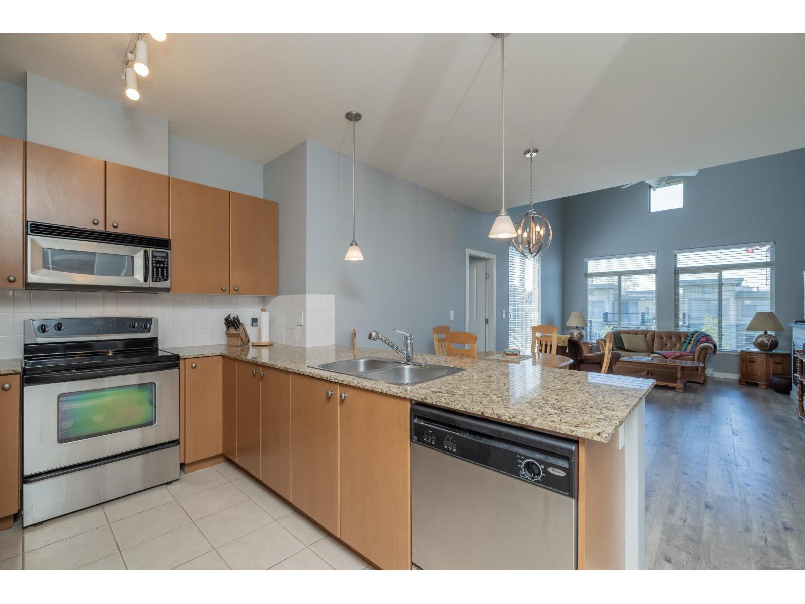 430 15380 102a Avenue Property Photo 4