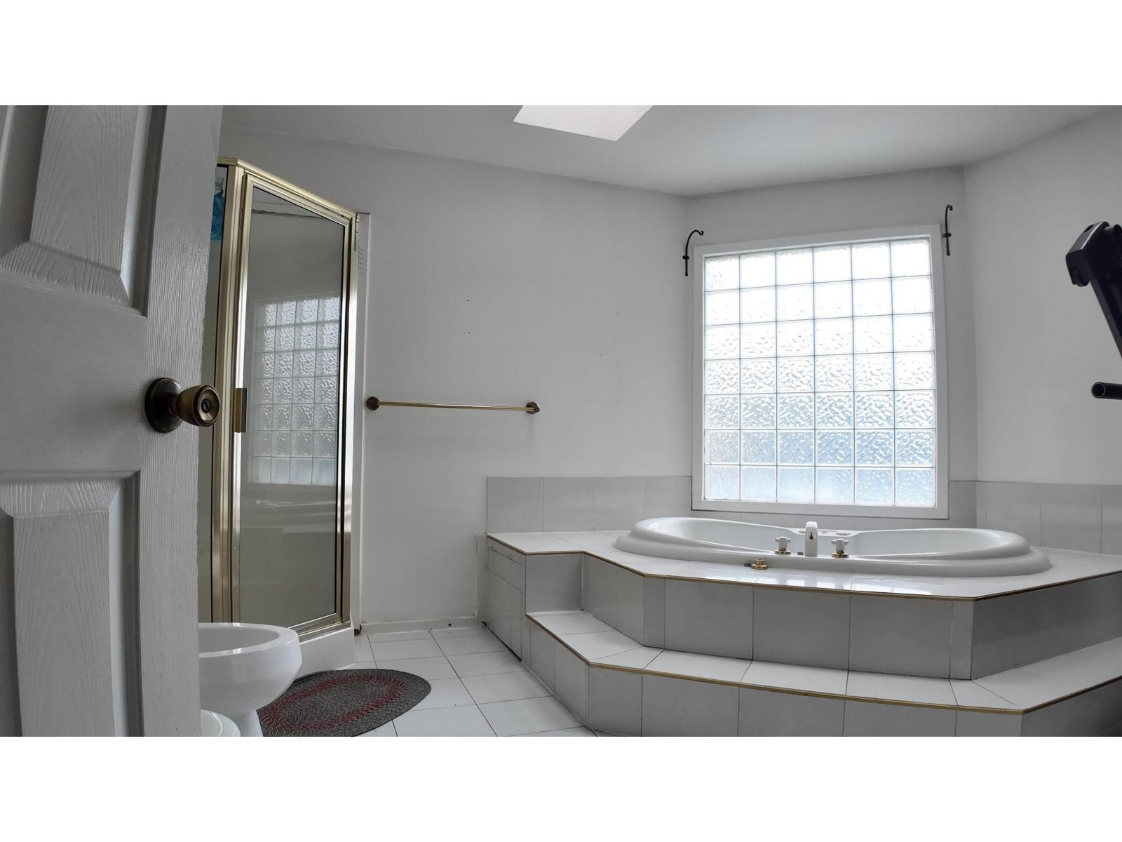8222 144 Street Property Photo 18