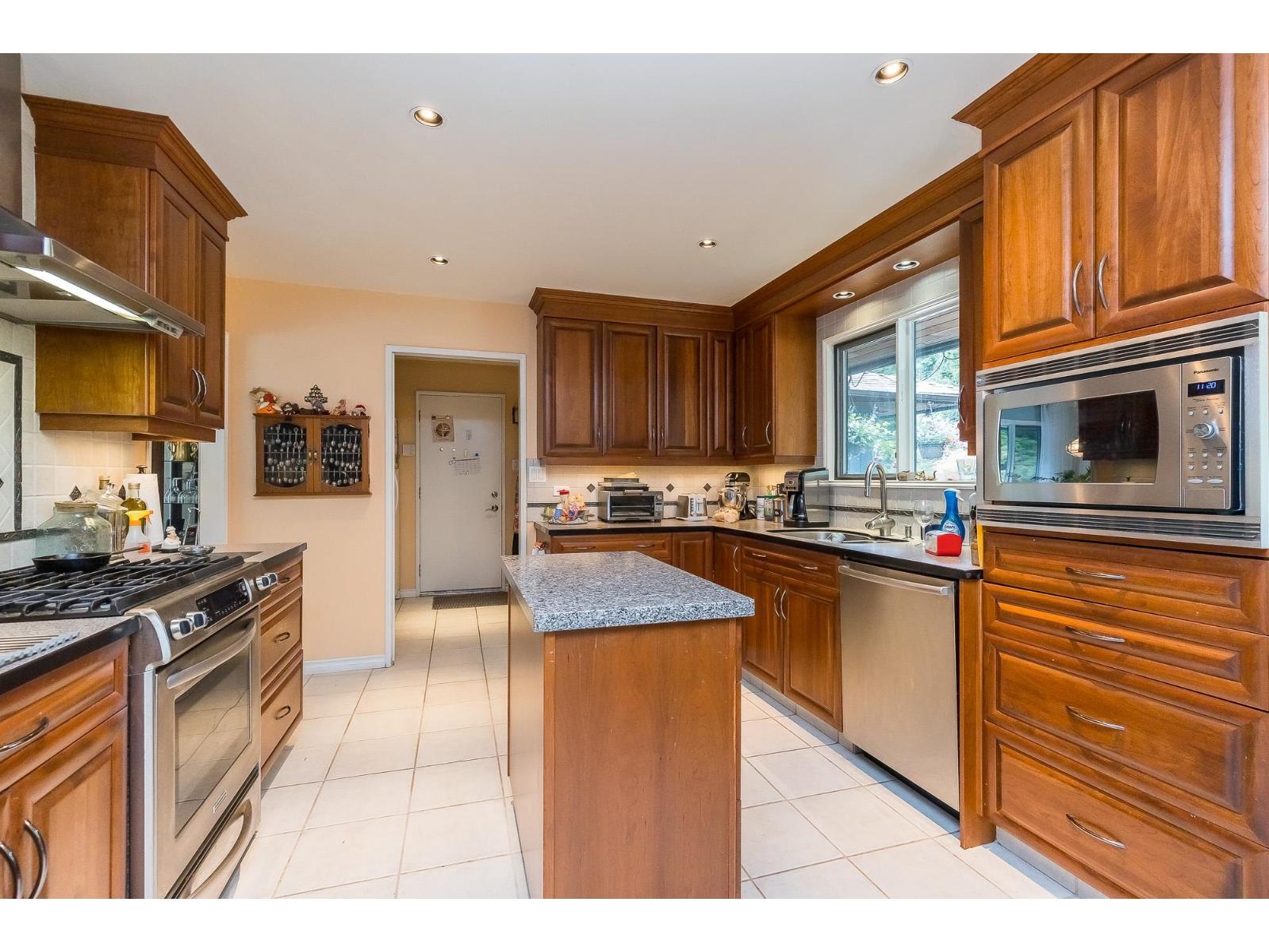 20244 27 Avenue Property Photo 5